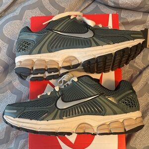 Nike Forest Green and Beige Running Shoes